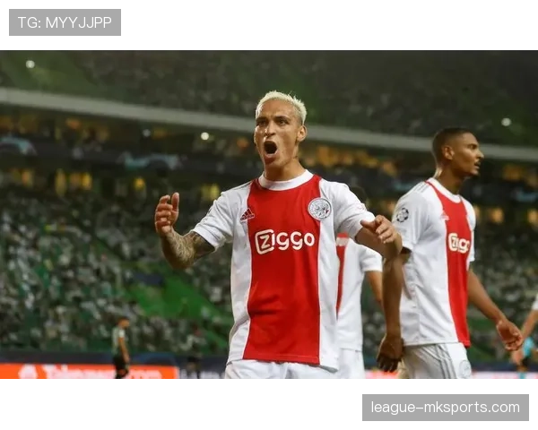 安东尼阿贾克斯时期表现持续跃升，闪耀成未来足坛新星典范