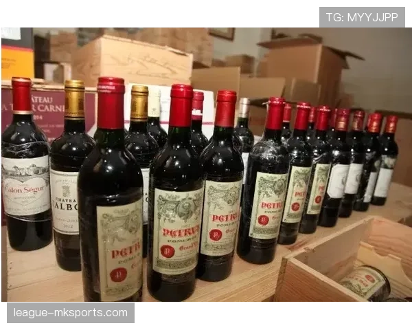 拉菲尼亚发个家常饭，桌上那瓶酒比我一个月工资还要讲排场